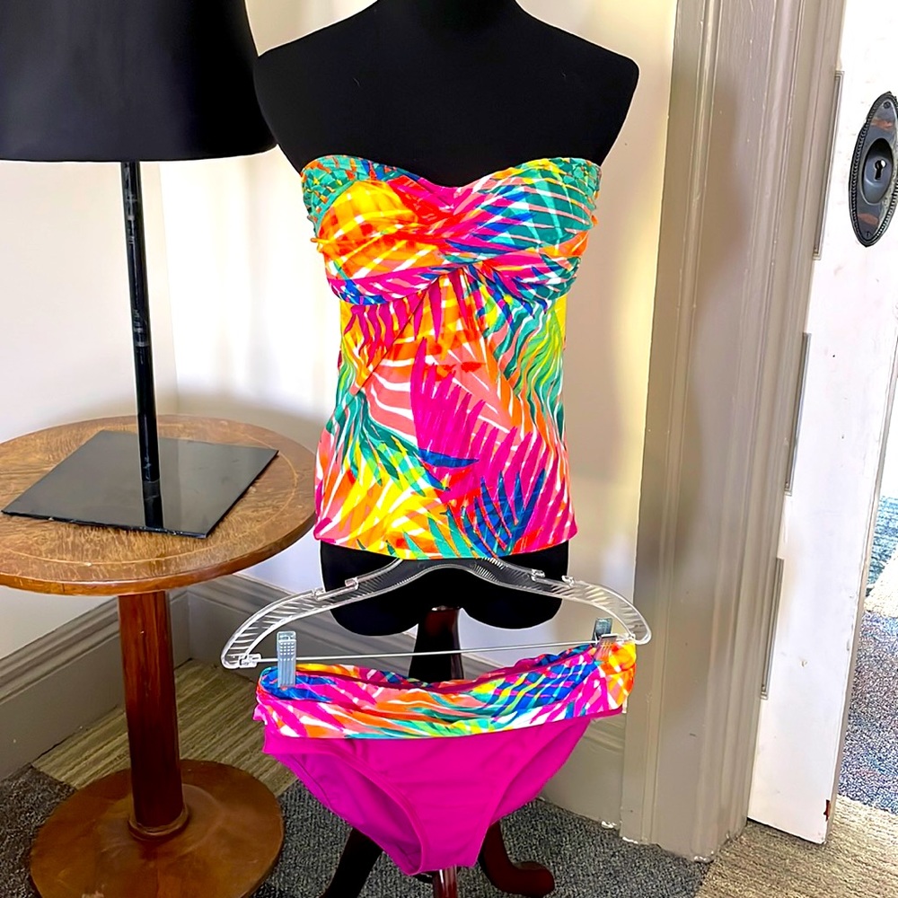 2 pc bikini set. Nearly new superior condition.